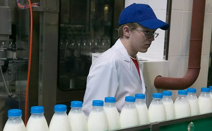 Производство молока на заводе. Фото КоммерсантЪ / Евгений Павленко.