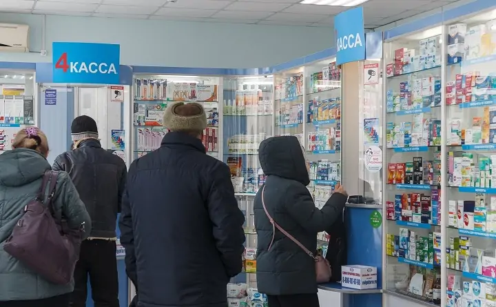 Люди в аптеке. Фото v1.ru