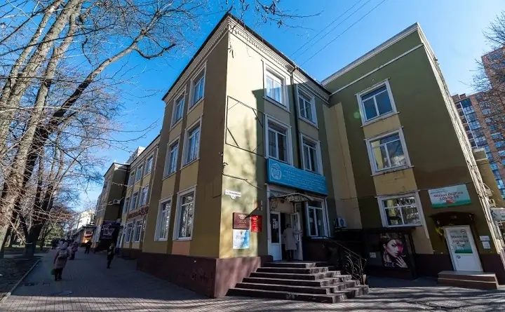 Трёхэтажное здание, которое сейчас расположено на Пушкинской, 174. Фото 161.ru.