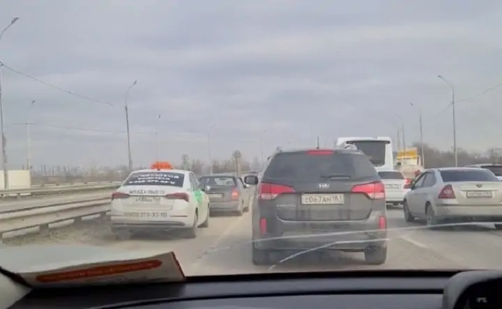 Пробка на въезде в Ростов со стороны Батайска. Фото donnews.ru