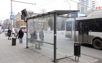 На остановках общественного транспорта Ростова заменят разбитые стёкла