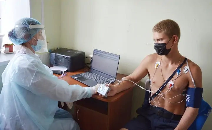 Процедура электрокардиографии в поликлинике. Фото minzdravao.ru