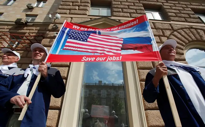 Люди просят отменить санкции. Фото Maxim Shemetov, Reuters