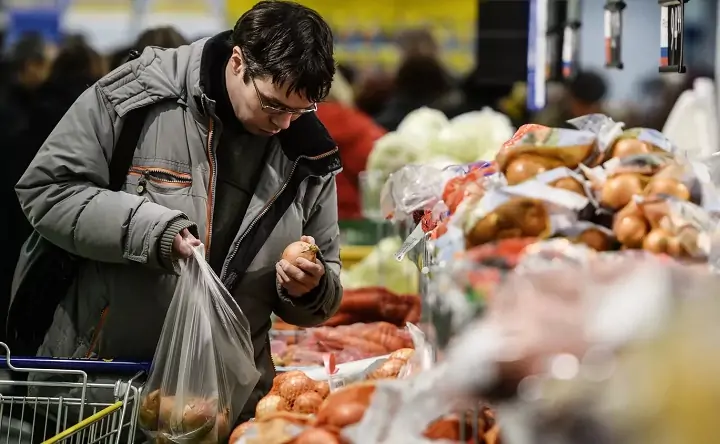 Мужчина покупает продукты. Фото Sputnik / Константин Чалабов.