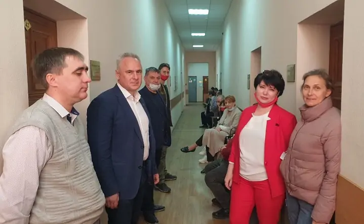 Наталья Оськина (в красном справа) в суде. Фото telegram-канала "КПРФ.Дон"
