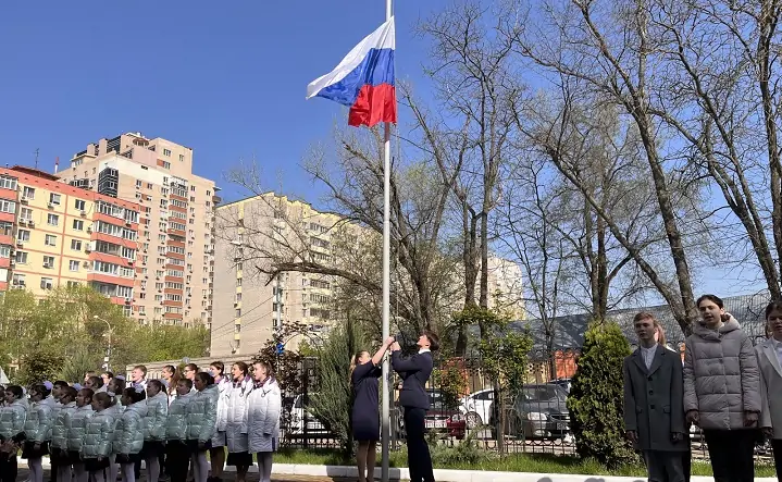Поднятие флага. donland.ru
