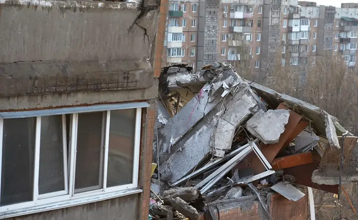 Разрушенный в результату обстрела ВСУ жилой дом в Донецке. Фото РИА.