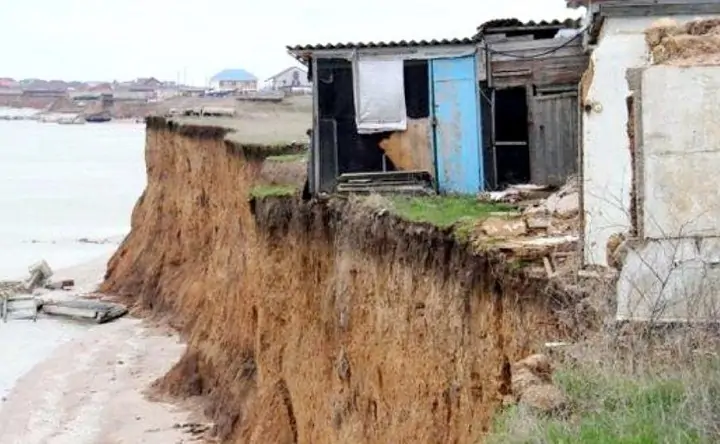 Почти рухнувушие в Азовское море строения. Фото Фото mv.org.ua