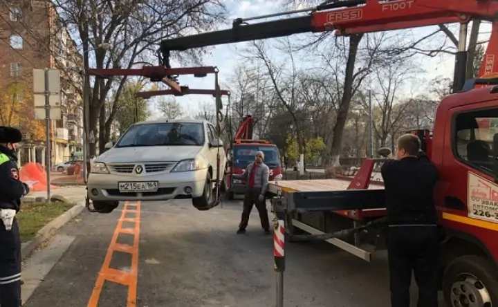 Эвакуация автомобиля в Ростове. Фото пресс-службы администрации города.