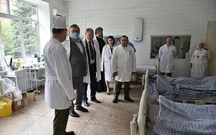 Депутаты в госпитале. Фото zsro.ru