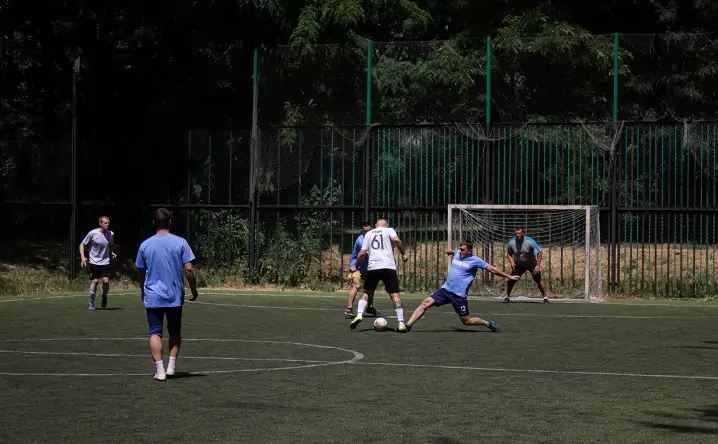 Футбол в парке. Фото donland.ru