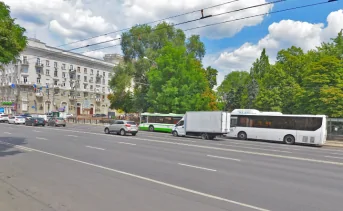 Остановка транспорта на углу Ворошиловского и Садовой. Фото Яндекс.Карты.
