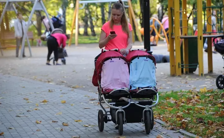 Молодая мама с двойней. Фото Владимира Веленгурина с volgograd.kp.ru.