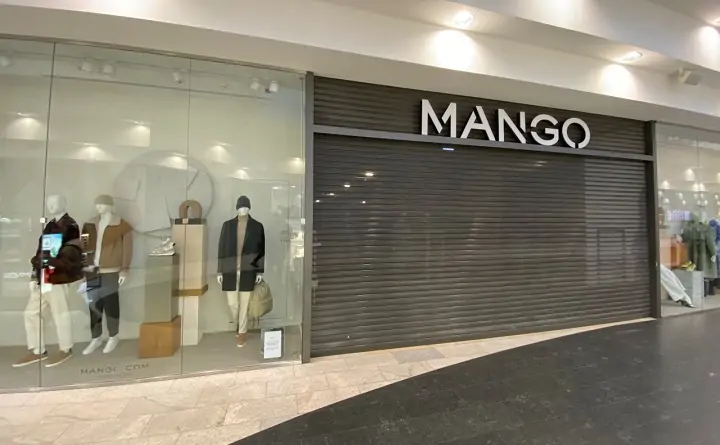 Закрытый магазин Mango. Фото gornovosti.ru.