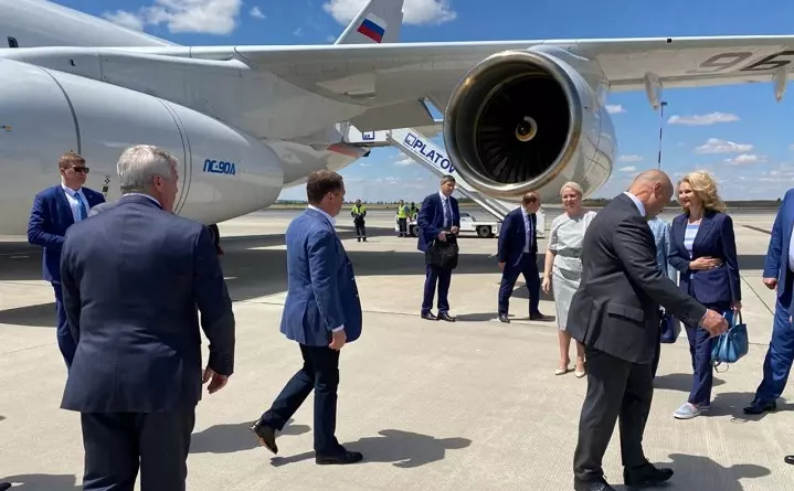 Дмитрий Медведев (в центре) в Платове. Фото РИА «Новости»