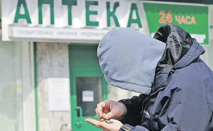 Человек держит в ладони лекарства. Фото nevworker.ru
