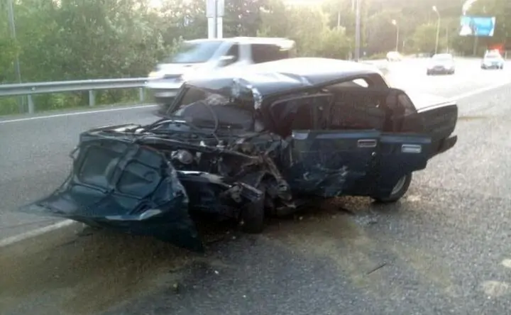 Разбитый автомобиль ВАЗ-21074. Фото для иллюстрации пресс-службы УВД Сочи