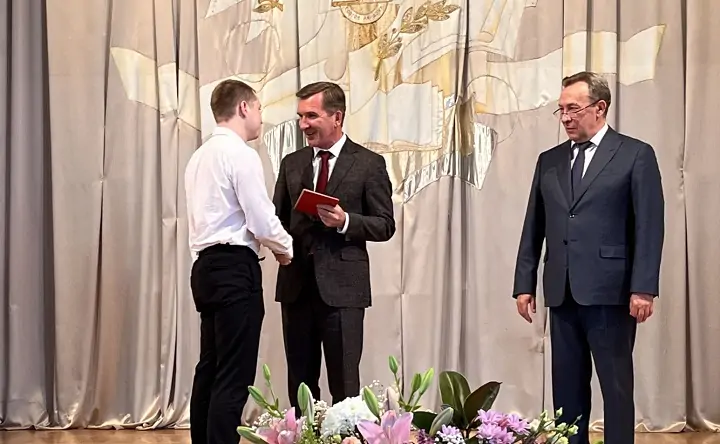 Церемония вручения красных дипломов. Фото donland.ru