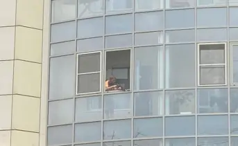 Мужчина с винтовкой стреляет из окна. Фото vk.com/rostovnadonu
