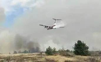 В тушении пожара в Усть-Донецком районе участвуют два самолёта и два вертолёта. Фото ГУ МЧС по Ростовской области
