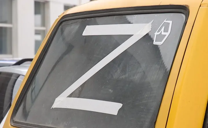 Буква Z на заднем стекле машины. Фото для иллюстрации с i44.ru.
