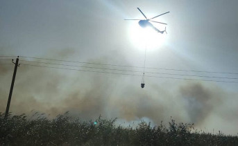 В Ростове крупный пожар тушат два поезда и вертолёт Ми-8