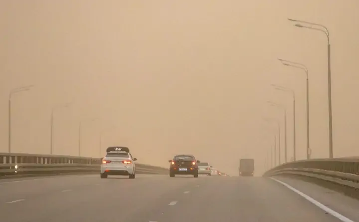 Пыльная буря в Ростове. Фото Дениса Демкова