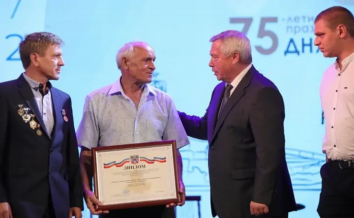 Губернатор Василий Голубев вручает награду горняку. Фото donland.ru