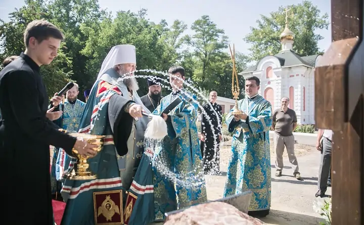 Митрополит Меркурий освящает закладкой камень храма в ЦГБ Азова. Фото пресс-службы Донской епархии.