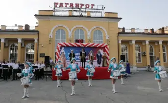 Церемония отправления первого поезда. Фото donland.ru