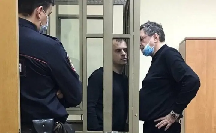 Андрей Майер (слева) и его адвокат Владимир Чесноков. Фото 1Rnd.ru