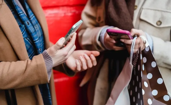 Женщины делают онлайн покупки. Фото пресс-службы МегаФона