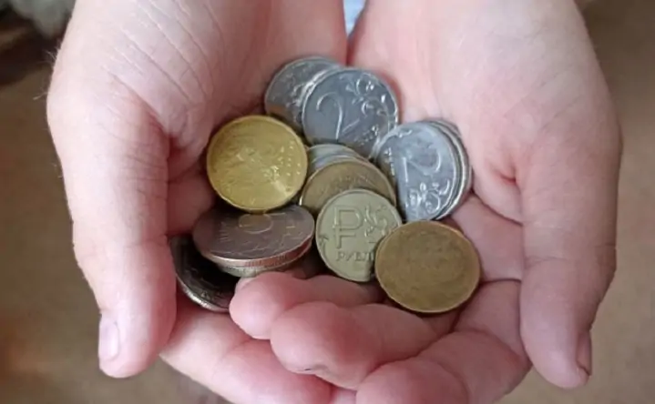 Монеты в руках у мужчины. Фото tsargrad.tv.