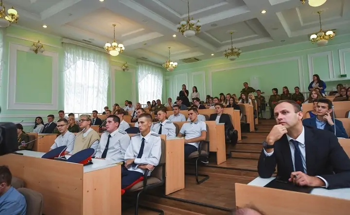 Участники дискуссии с министром Олегом Жеухиным. Фото donland.ru