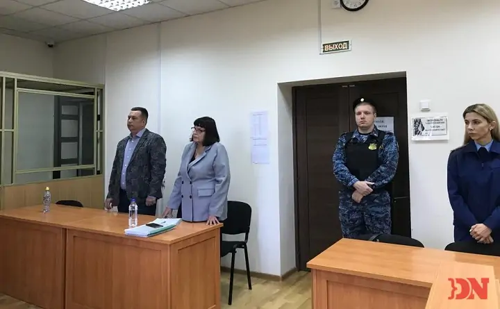 Юрий Поляков слушает приговор. Фото donnews.ru из зала суда.