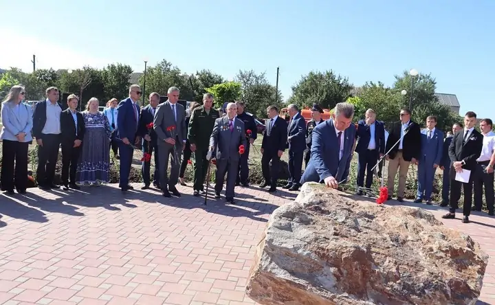 Парк Дружбы народов, заложение камня на месте будущей стелы «Героям Донбасса». Фото предоставлено пресс-службой администрации Батайска