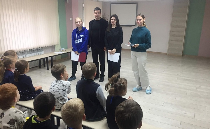 В Советском районе Ростова волонтёры «Молодой Гвардии» устроили для детей развлекательно-образовательный праздник