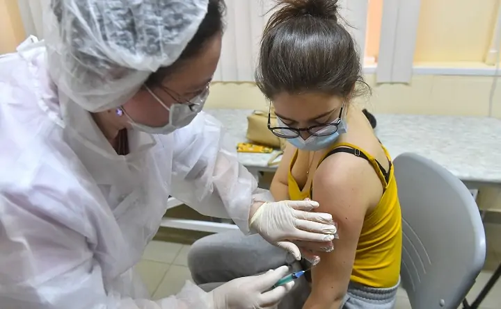 Девушка вакцинируется от коронавируса. Фото © Сергей Киселев  Агентство «Москва».