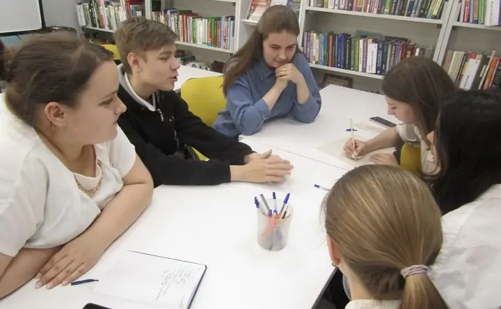 Молодёжь общается в модельной библиотеке. Фото donland.ru