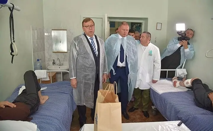 Слева направо: Александр Ищенко, Владимир Ревенко и Валерий Кокоев в палате военного госпиталя. Фото zsro.ru