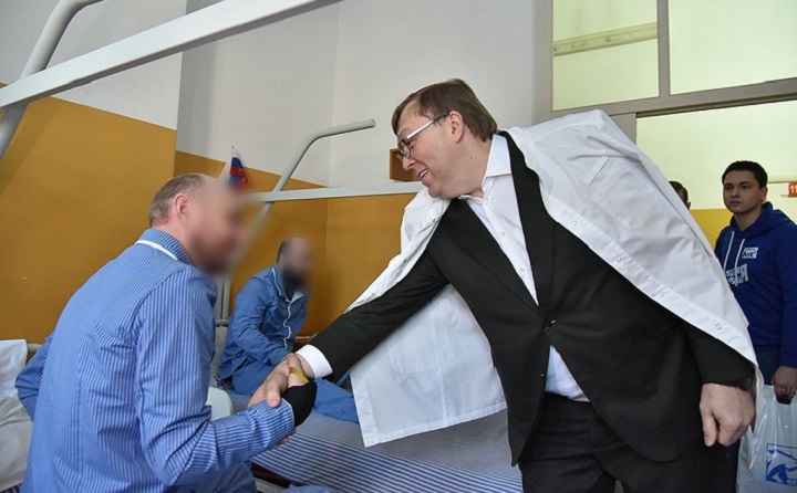Александр Ищенко навещает военнослужащих в госпитале. Фото zsro.ru