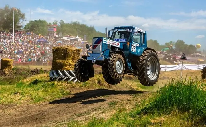 Участник гонок на тракторах. Фото bizonagro.ru