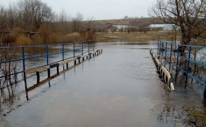 Река вышла из берегов в селе Позднеевка в Миллеровском районе. Фото из соцсети