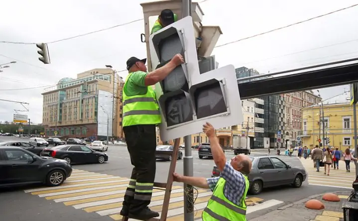 Установка «умных» светофоров. Фото mos.ru