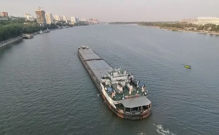 Грузовое судно идёт по Дону. Фото donnews.ru.