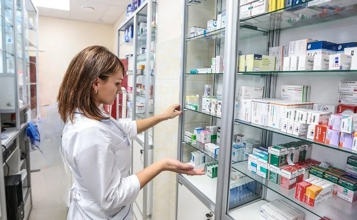 Выбор лекарств в аптеке. Фото burobiz.ru