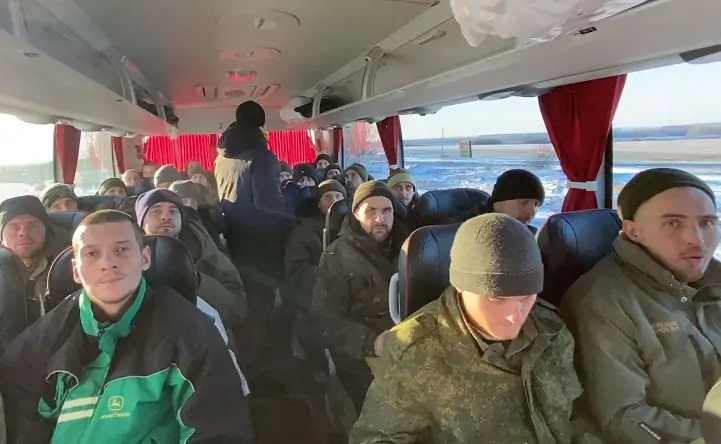 Россияне, вернувшиеся из украинского плена. Кадр из видео, опубликованного Минобороны РФ.