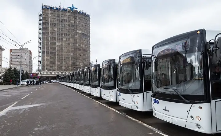 Ростовские автобусы выстроились на Театральной площади. Фото rostov-gorod.ru.
