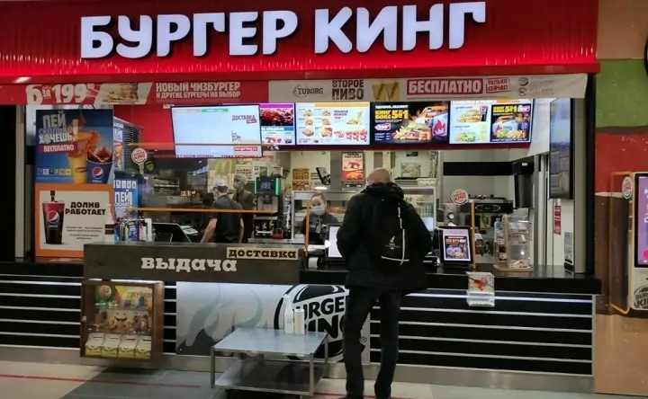 Клиент делает заказ в ресторане Burger King. Фото «Яндекс.Карты»