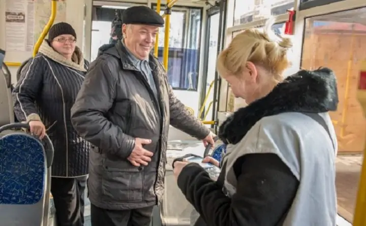 Пенсионеры в транспорте. Фото ul.aif.ru